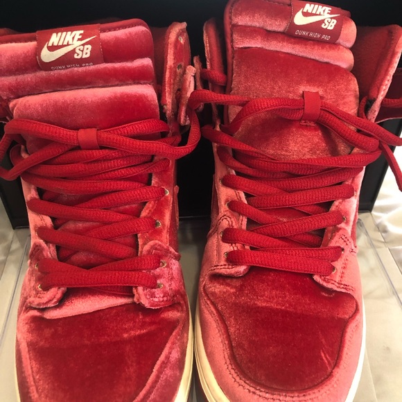 Nike Dunk High Red Velvet - Picture 3 of 5